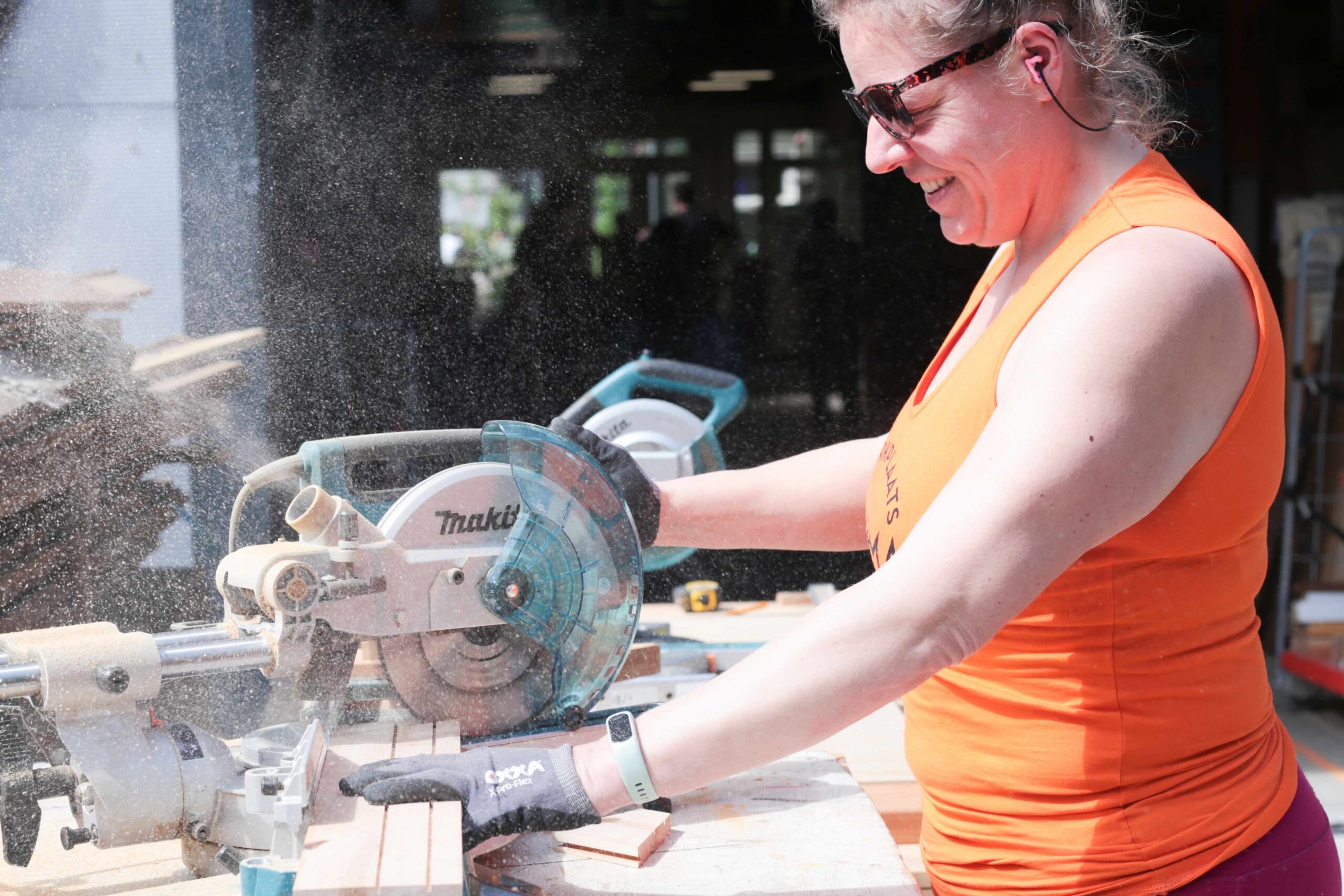 Vrouw aan het klussen in een werkruimte bij Buurman Utrecht